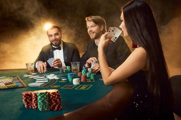 Meja Domino QQ dengan kartu domino dan pemain di vavaslot